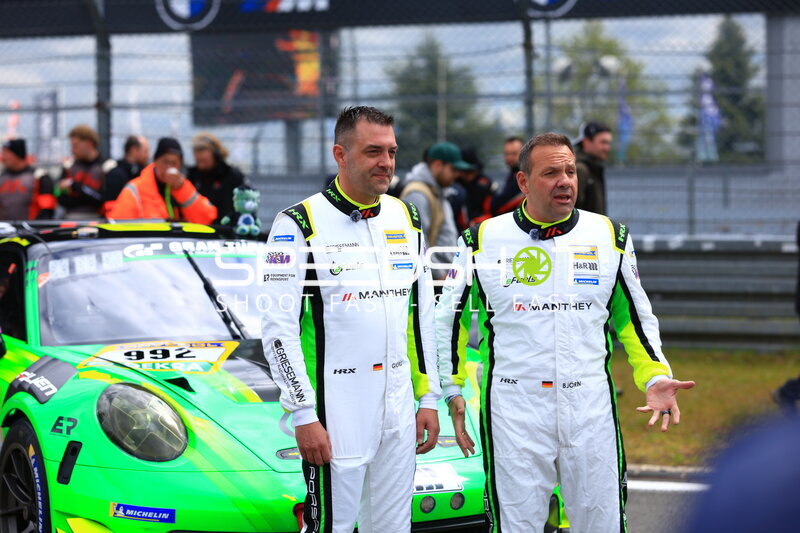 Manthey #992 Fahrer vor dem Porsche 911 GT3 auf dem Nürburgring