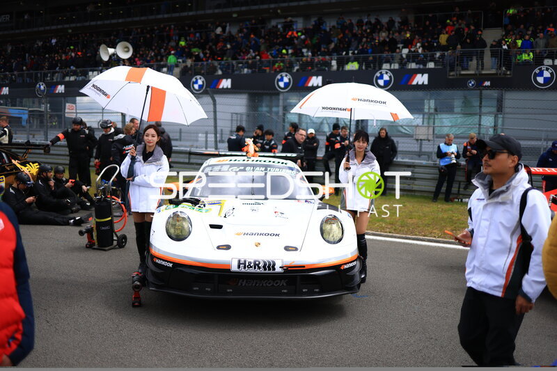 Porsche 911 GT3 #30 von Hankook Competition in der Startaufstellung