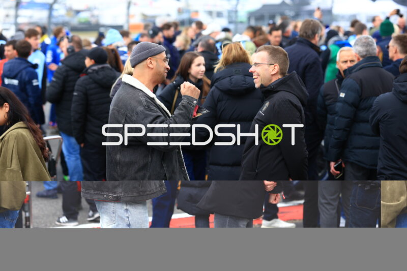 Lebhafte Unterhaltung im Fahrerlager beim 24h Nürburgring 2026