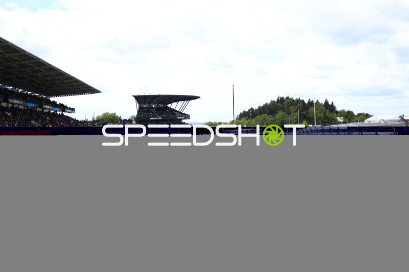 Vollbesetzte Tribünen am Nürburgring beim 24h-Rennen