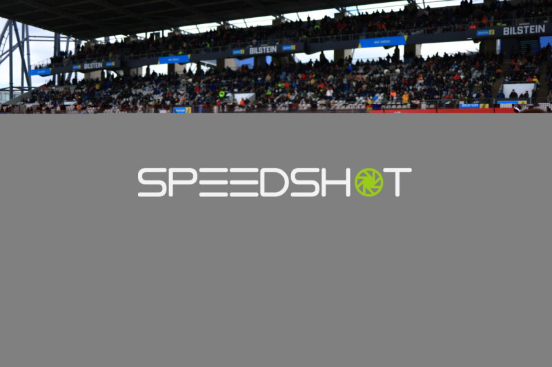 Vollbesetzte Tribüne beim 24h Nürburgring 2026