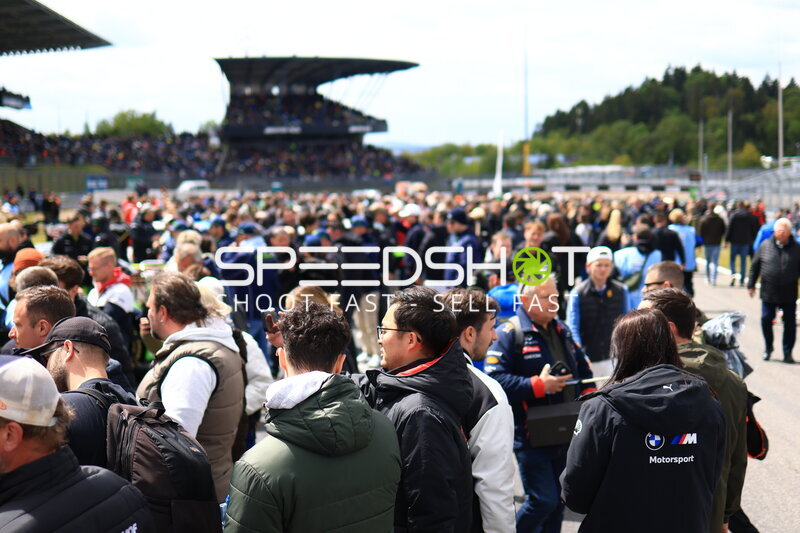Startaufstellung beim 24h Nürburgring – Fans und Teams auf dem Grid
