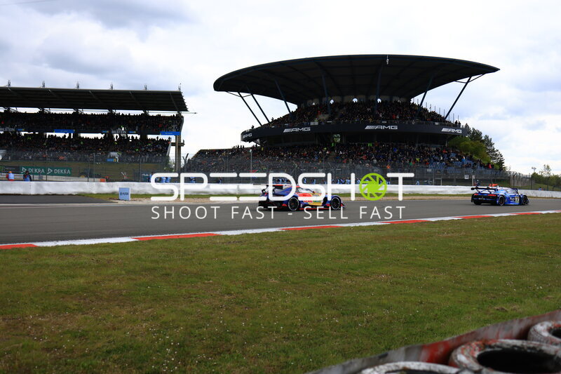 Mercedes-AMG GT3 #3 von Verstappen Racing vor vollbesetzter Tribüne am Nürburgring