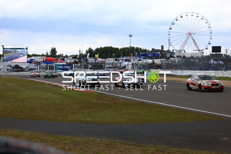 Startphase beim 24h Nürburgring – dichtes Fahrerfeld auf der GP-Strecke