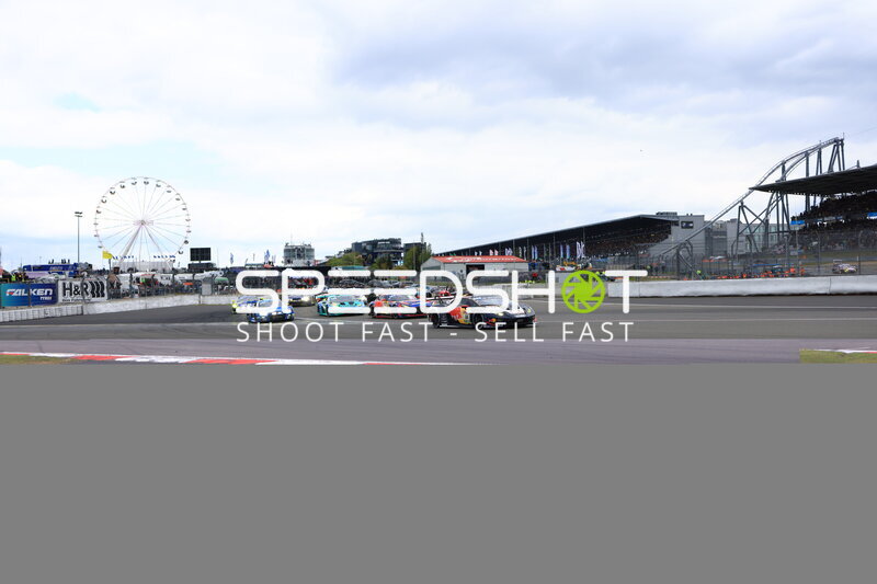 Rennstart beim 24h Nürburgring – Fahrzeugfeld in der ersten Kurve