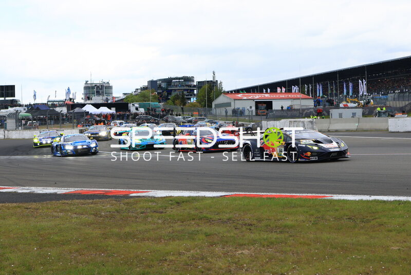 Rennstart beim 24h Nürburgring: #84 Red Bull Team ABT führt das Feld an