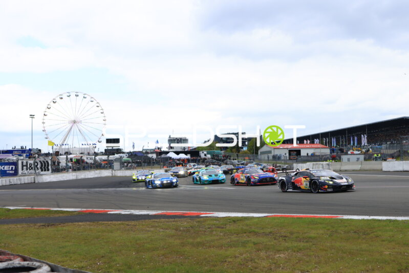 Startphase beim 24h Nürburgring mit dem Red Bull #84 an der Spitze