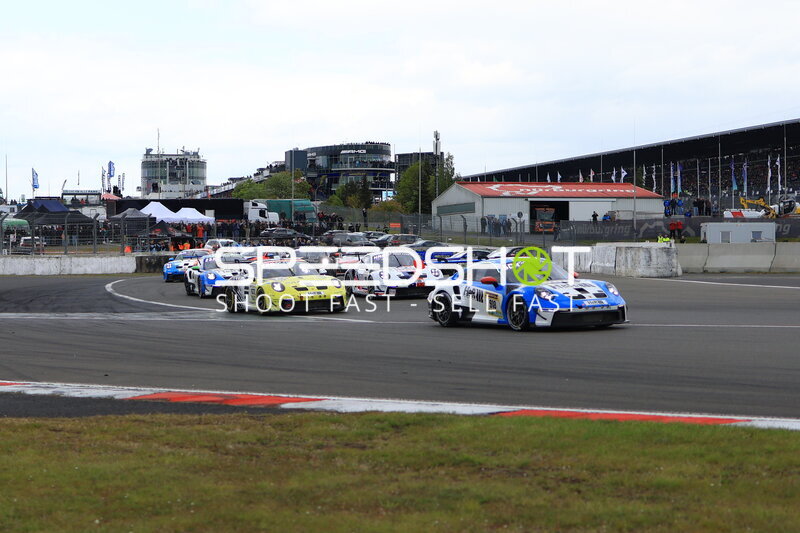 Startphase beim 24h Nürburgring – Porsche #918 führt das Feld an