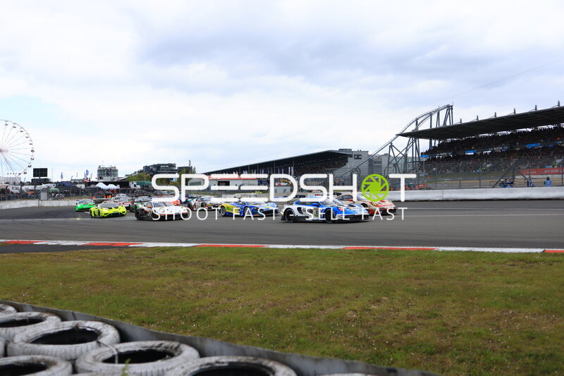 Startphase beim 24h Nürburgring mit großem GT3-Feld