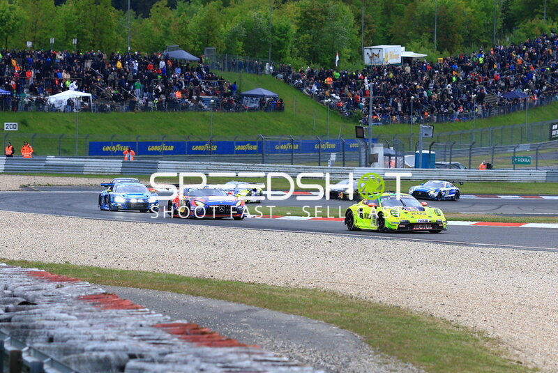 Porsche #911 führt GT3-Feld beim 24h Nürburgring