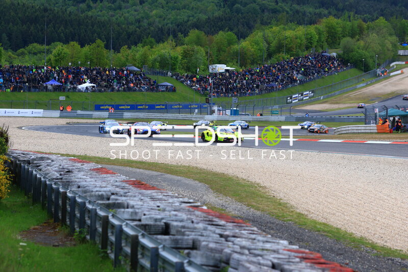 Porsche 911 GT3 führt das Feld am Nürburgring