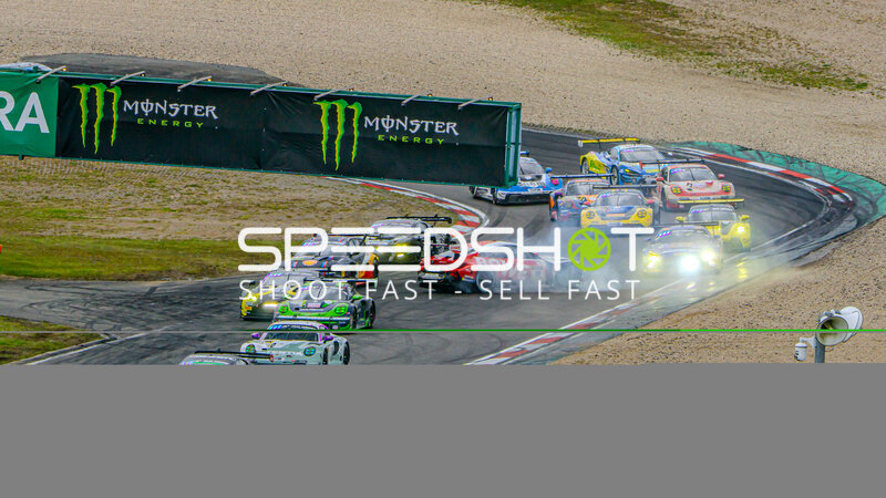 Dramatischer Massenstart am Nürburgring – Rauch und Chaos in der Kurve