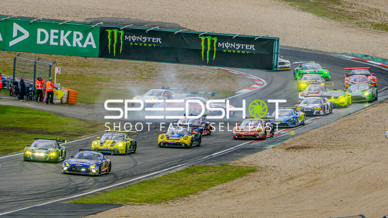 Dramatischer Rennstart mit zahlreichen GT3-Fahrzeugen am Nürburgring