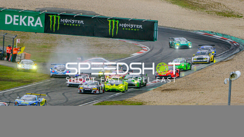 Startphase des 24h Nürburgring mit zahlreichen GT3-Fahrzeugen