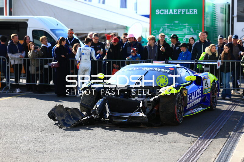 Ferrari #45 von REALIZE KONDO RACING mit schwerem Frontschaden in der Boxengasse
