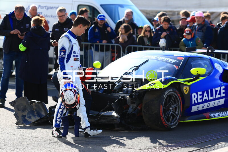 Ferrari nach Unfall: Fahrer begutachtet beschädigten REALIZE KONDO RACING Rinaldi GT3