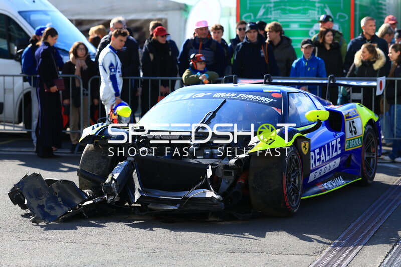 Ferrari #45 von REALIZE KONDO RACING mit Unfallschäden am Nürburgring