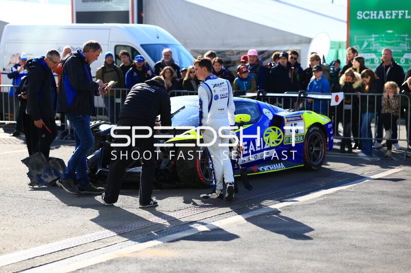 Ferrari #45 von REALIZE KONDO RACING mit Unfallschaden in der Boxengasse