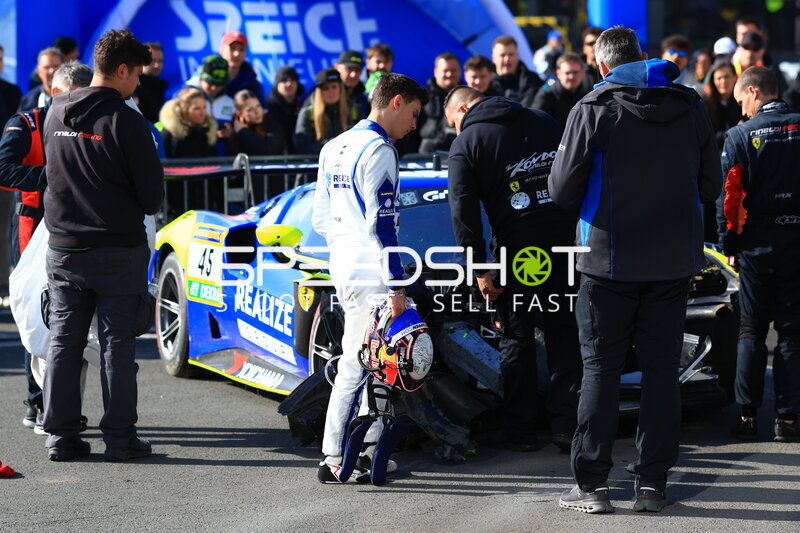Ferrari #45 von REALIZE KONDO RACING nach Unfall in der Startaufstellung