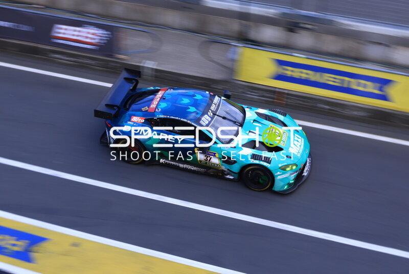 Aston Martin Vantage GT3 #37 von PROsport Racing in der Boxengasse