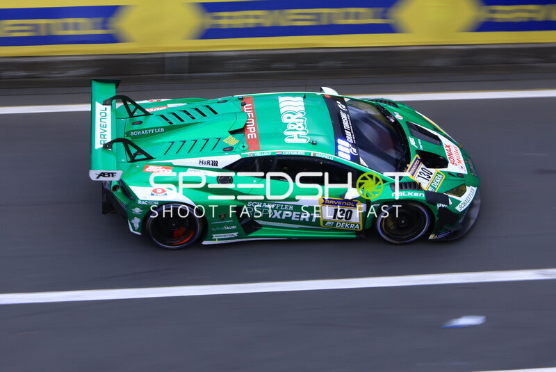 Lamborghini #130 von Red Bull Team ABT in der Boxengasse