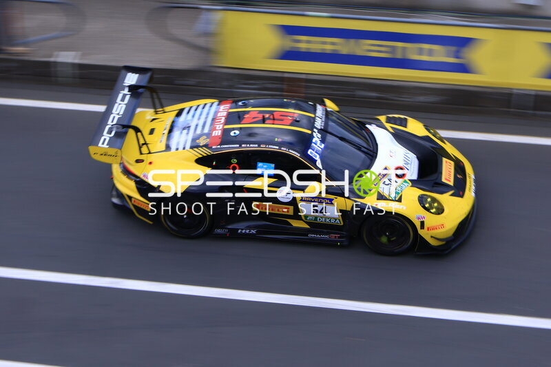 Porsche 911 GT3 R #54 von Dinamic GT in der Boxengasse
