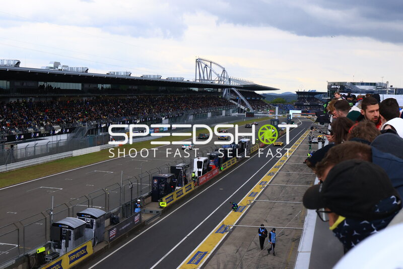 Panoramablick auf Start/Ziel und Boxengasse beim 24h Nürburgring