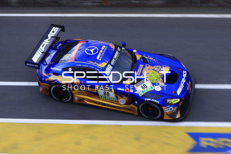 Mercedes-AMG GT3 #80 von Mercedes-AMG Team RAVENOL in der Boxengasse