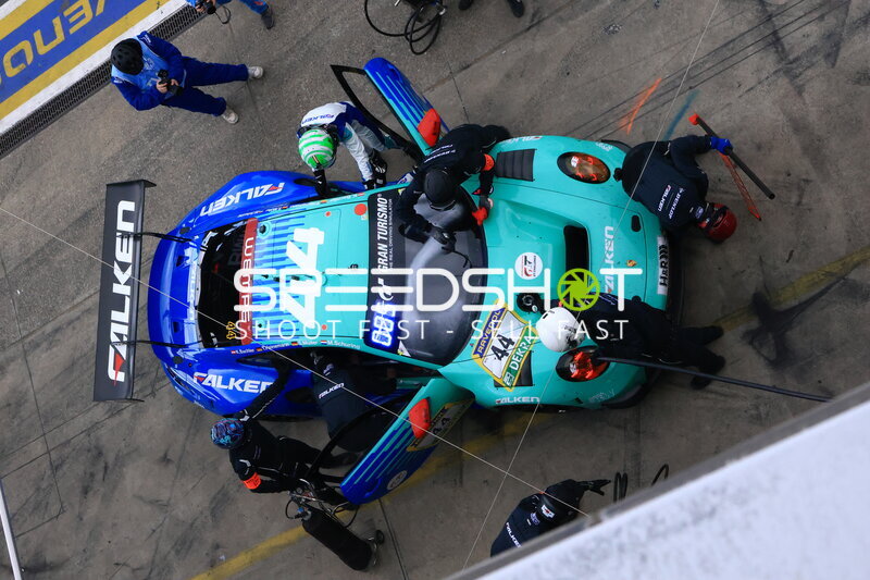 Falken Motorsports #44 Porsche beim Boxenstopp am Nürburgring