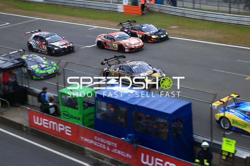 Mehrere GT3-Fahrzeuge in der Boxengasse beim 24h Nürburgring
