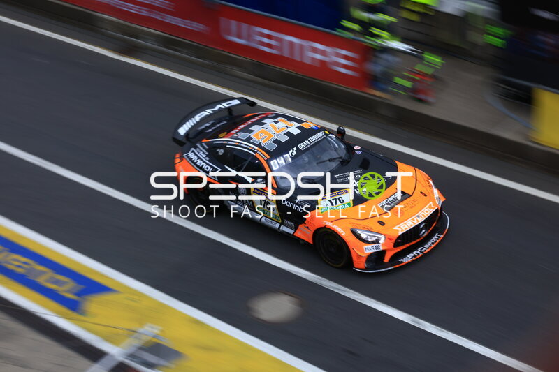 Mercedes-AMG GT3 #176 von PROsport Racing in der Boxengasse