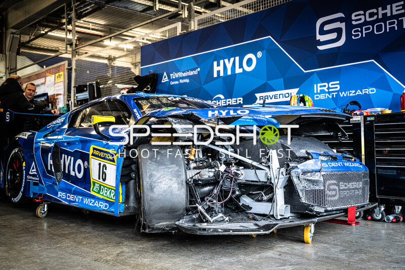 Schwer beschädigter Audi R8 GT3 #16 von Scherer Sport PHX in der Box