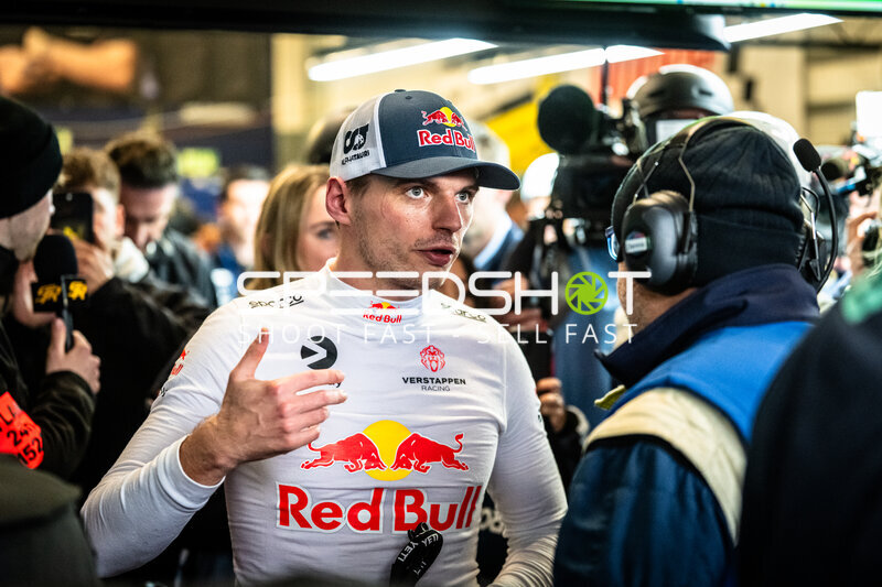 Max Verstappen gibt Interview im Fahrerlager am Nürburgring