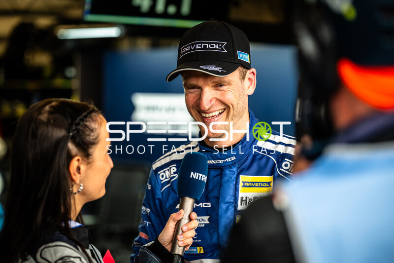Maro Engel gibt Interview im Fahrerlager am Nürburgring