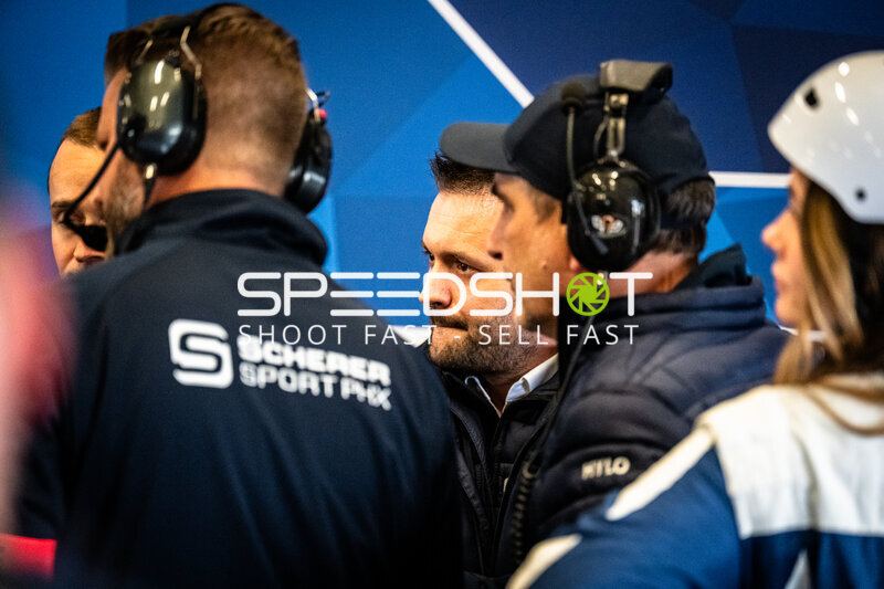 Scherer Sport PHX Teamgespräch in der Box beim 24h Nürburgring