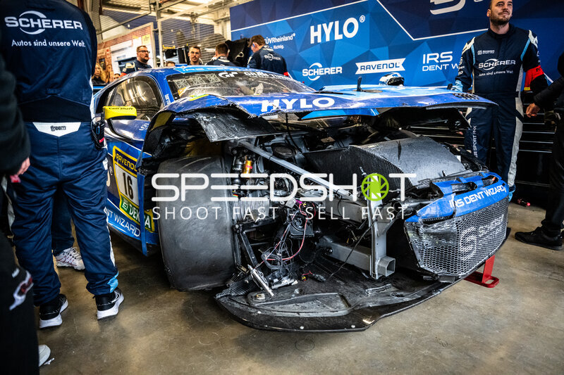 Schwer beschädigter GT3 #16 von Scherer Sport PHX in der Box