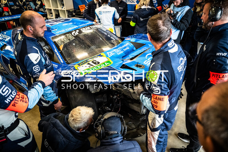 Scherer Sport PHX #16 mit Unfallschaden in der Box beim 24h Nürburgring
