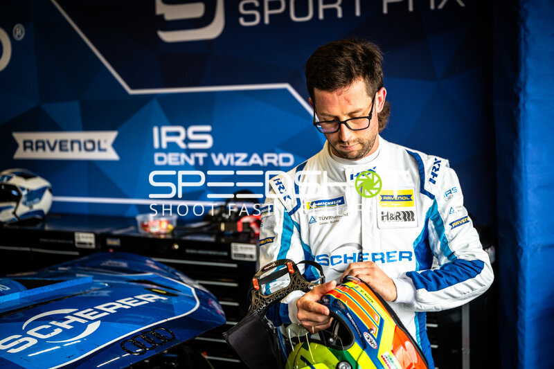 Fahrer von Scherer Sport PHX bereitet sich in der Box vor