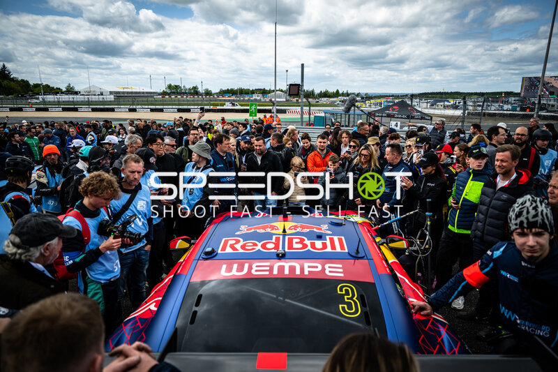 Mercedes-AMG #3 von Verstappen Racing umringt von Fans auf der Startaufstellung