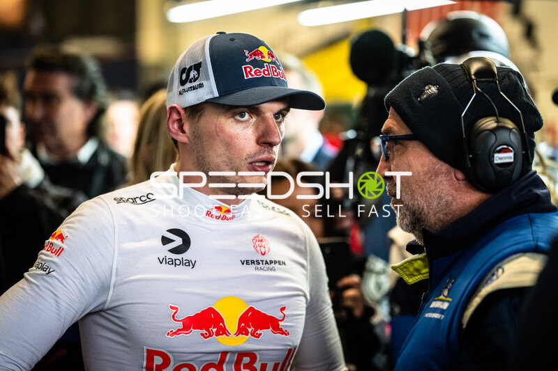 Max Verstappen im Gespräch in der Box beim 24h Nürburgring