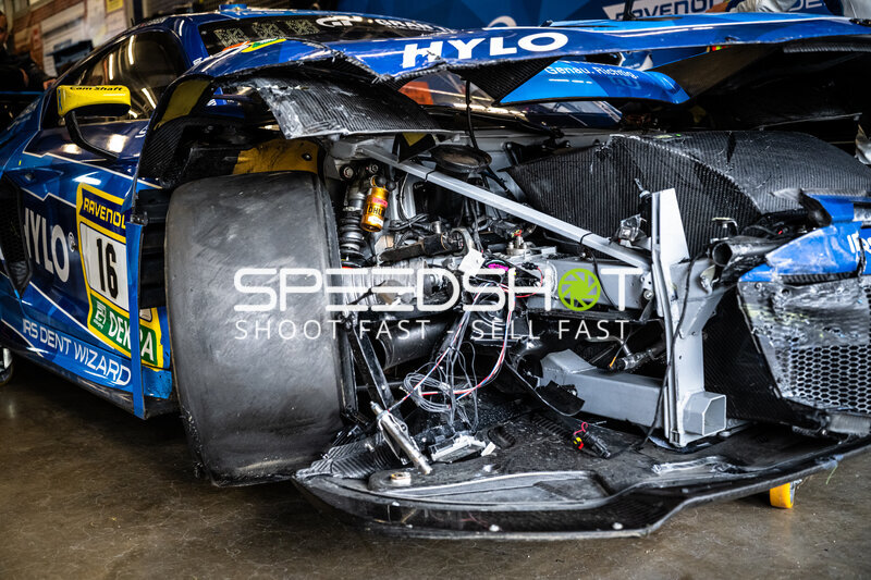 Schwer beschädigter GT3 #16 von Scherer Sport PHX in der Box
