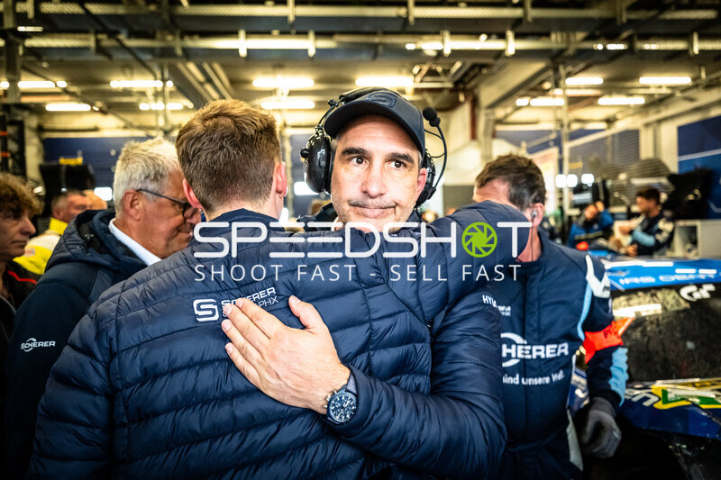 Emotionaler Moment im Fahrerlager von Scherer Sport PHX