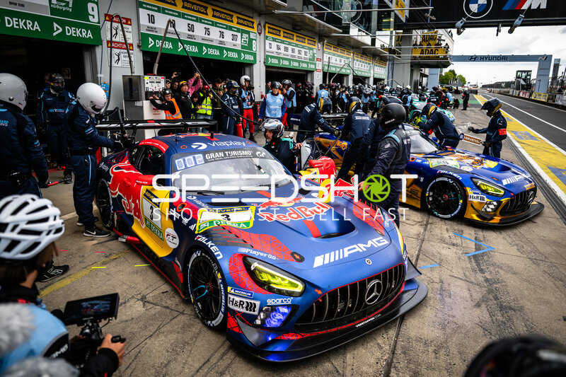 Mercedes-AMG GT3 #3 von Verstappen Racing beim Boxenstopp am Nürburgring
