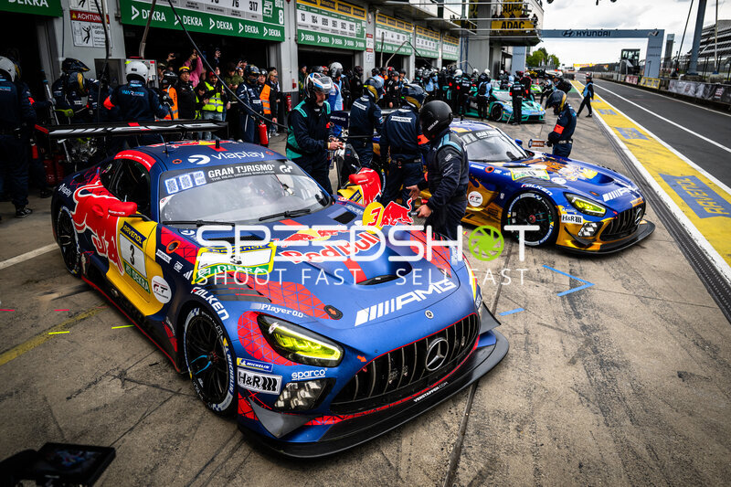 Mercedes-AMG GT3 #3 von Verstappen Racing in der Boxengasse
