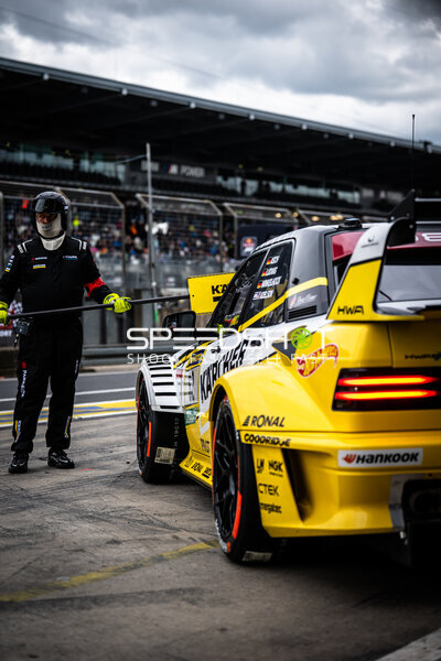 HWA Engineering Speed #62 in der Boxengasse beim 24h Nürburgring