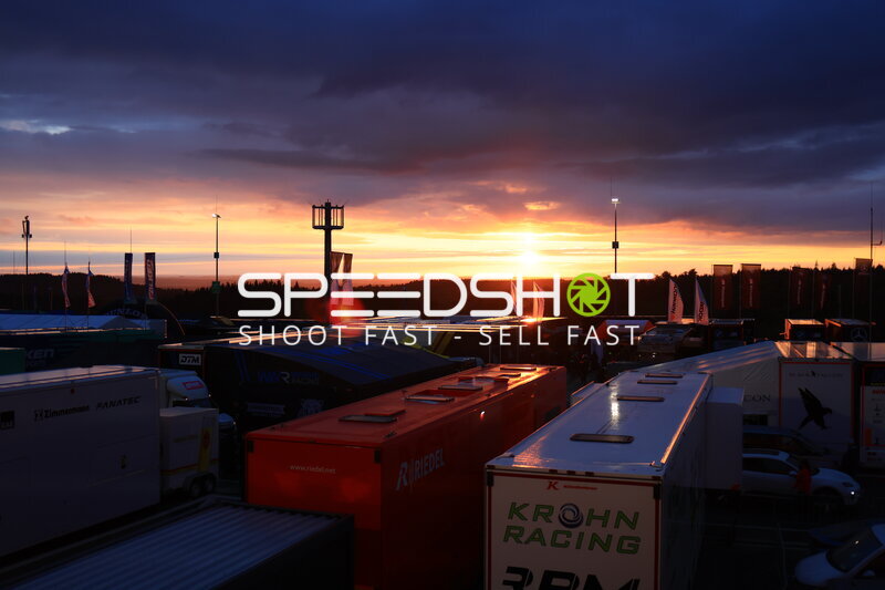 Sonnenuntergang über dem Fahrerlager am Nürburgring
