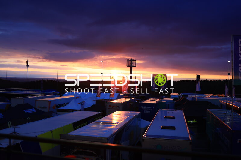 Sonnenuntergang über dem Fahrerlager am Nürburgring