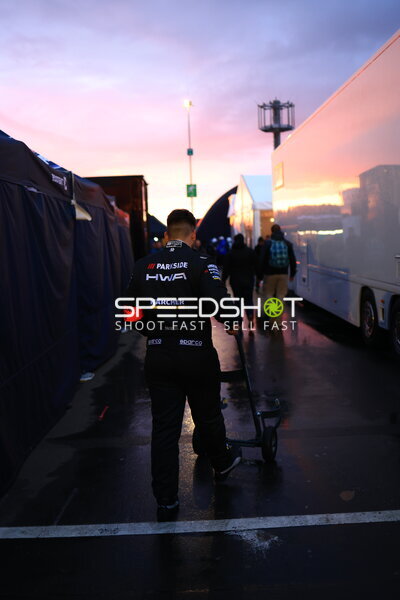 HWA Engineering Speed Teammitglied im Fahrerlager am Nürburgring