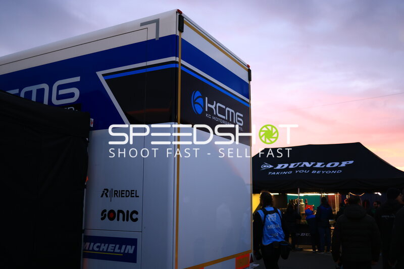 KCMG Teamtruck im Fahrerlager bei Sonnenuntergang am Nürburgring