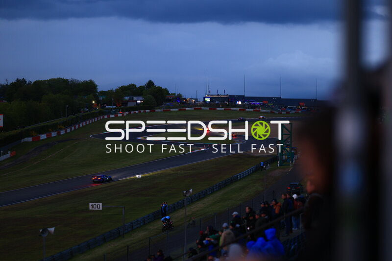 Abenddämmerung am Nürburgring – Mehrere GT3-Fahrzeuge in der Kurve